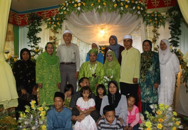 Pengantin berpakaian Hijau bersama-sama ahli keluarga. Kelihatan Tuan Hj Salam dan isteri (Tua Sally) bergambar untuk kenang-kenangan di hari bersejarah itu